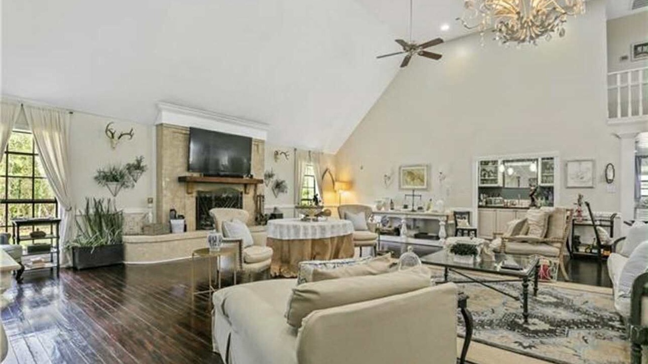 Photo of Livingroom in Madisonville