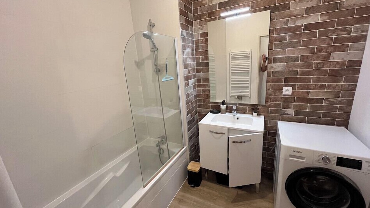 Photo of Bathroom in Republique - Les Ponts