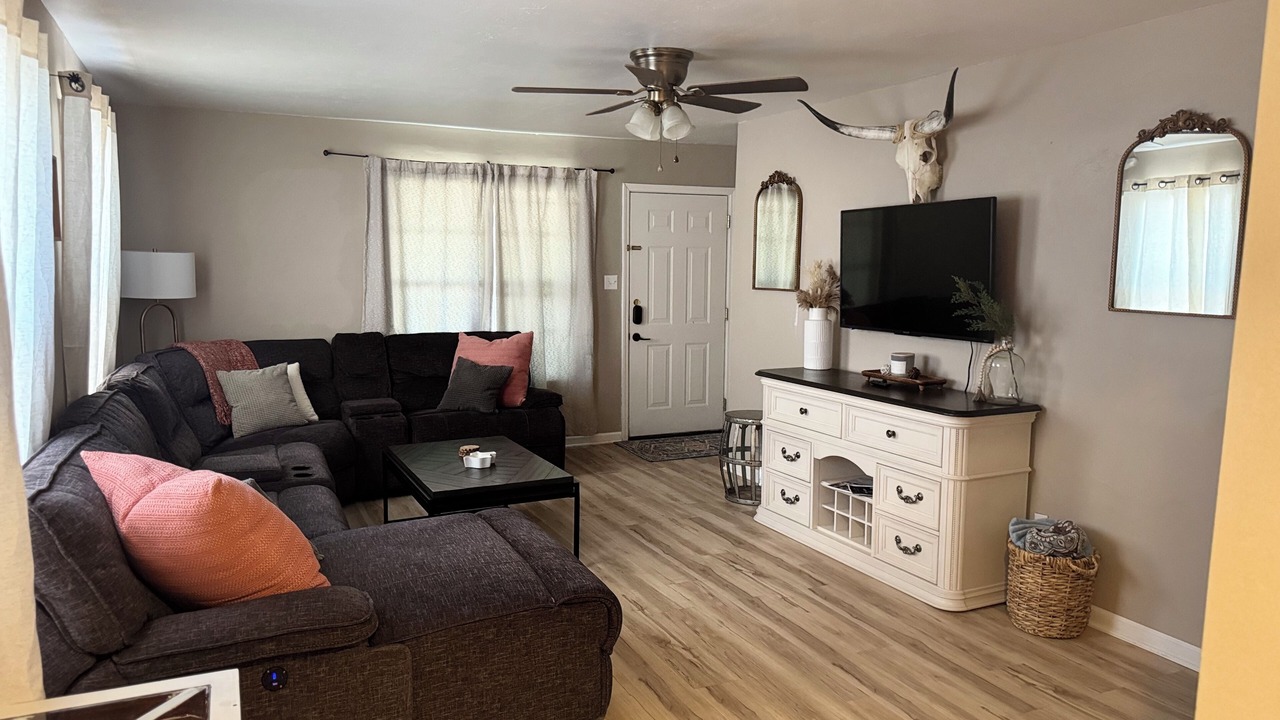 Photo of Livingroom in Sayles Blvd. Area
