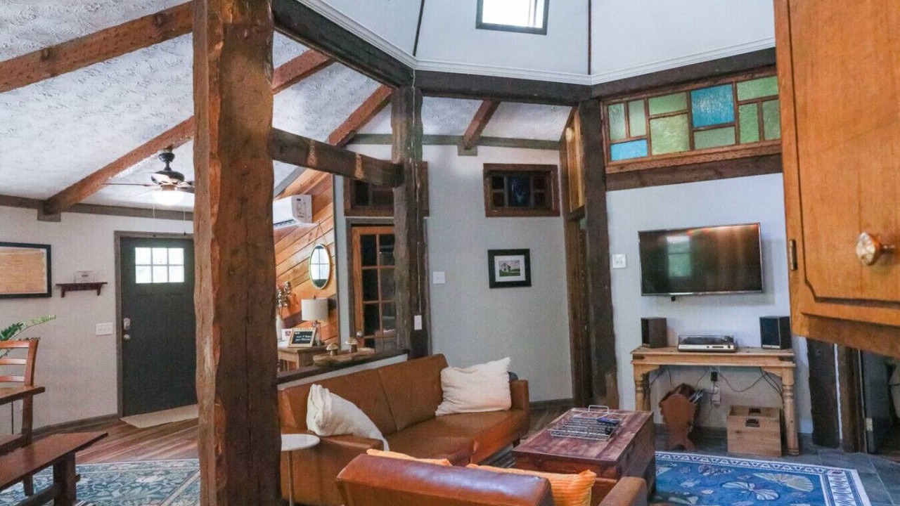 Photo of Livingroom in Court House