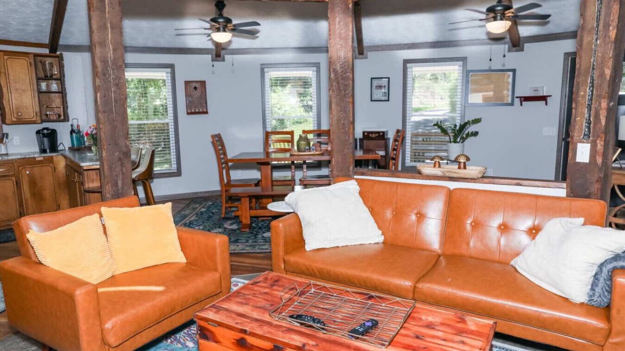 Photo of Livingroom in Court House