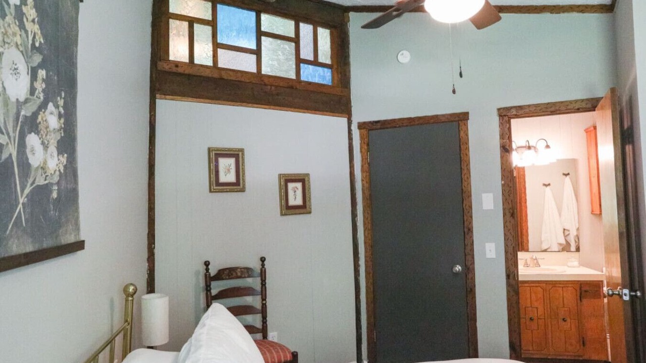 Photo of Bedroom in Court House