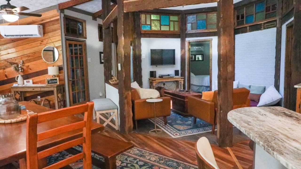 Photo of Livingroom in Court House
