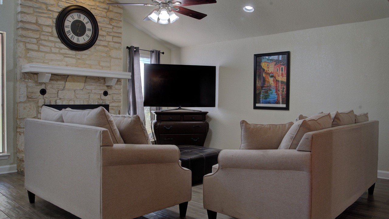 Photo of Livingroom in Leon Valley