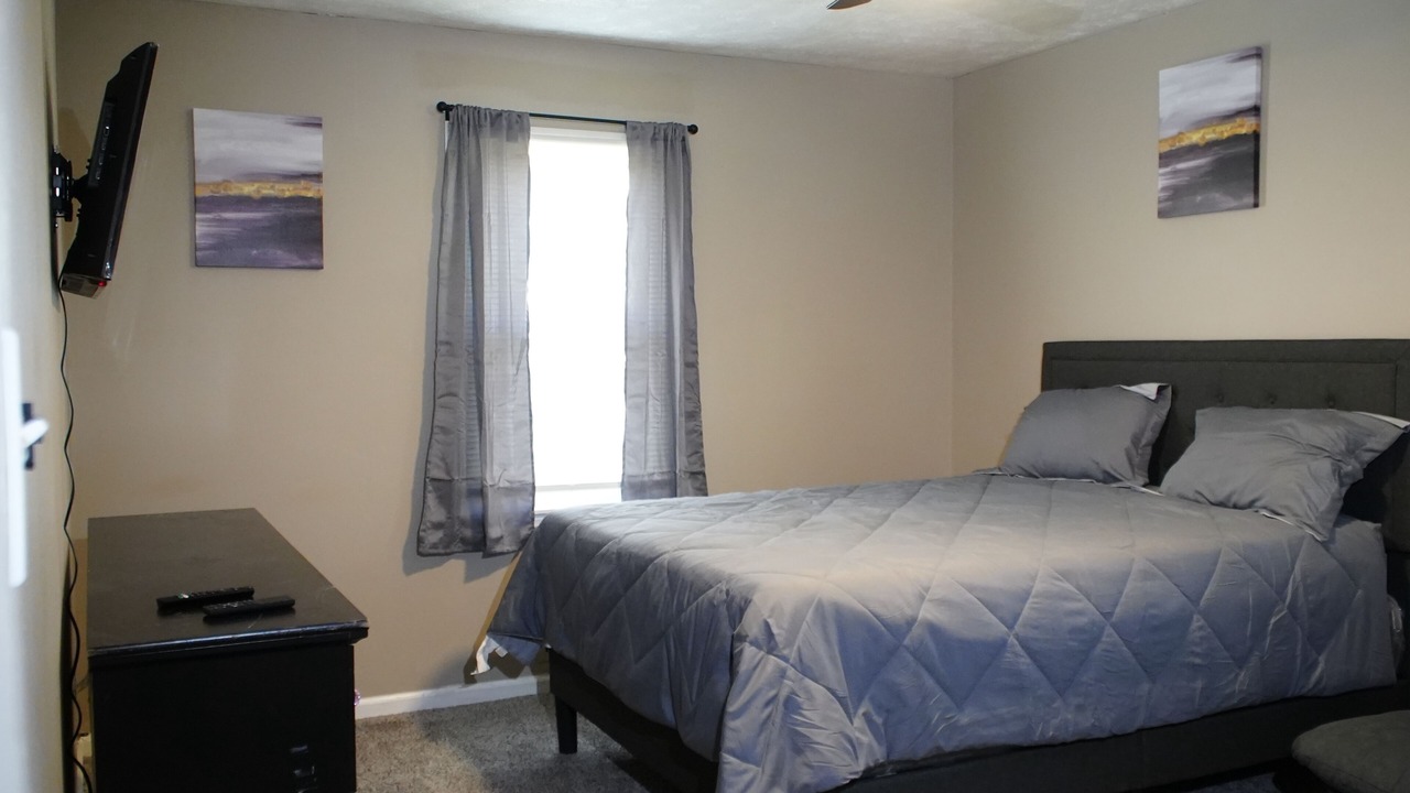 Photo of Bedroom in Leslie Estates