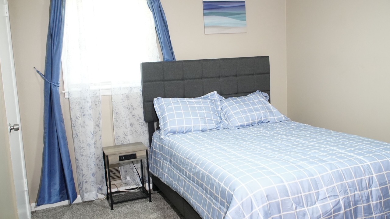 Photo of Bedroom in Leslie Estates