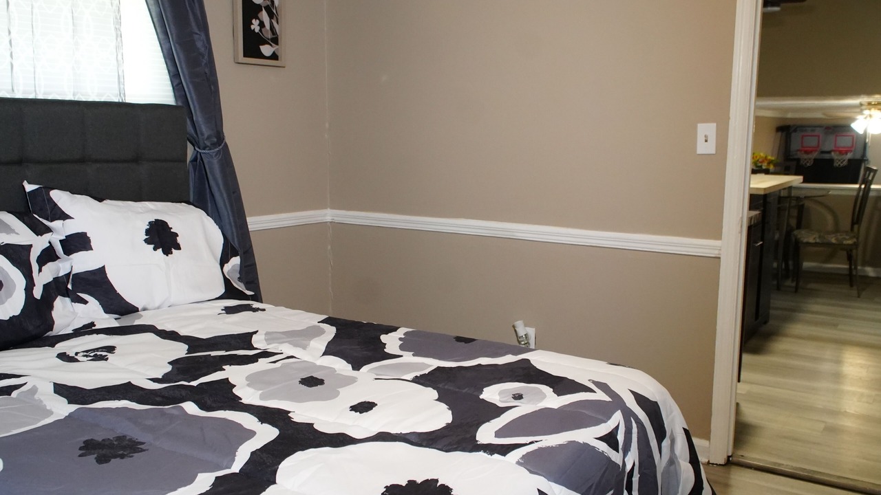 Photo of Bedroom in Leslie Estates