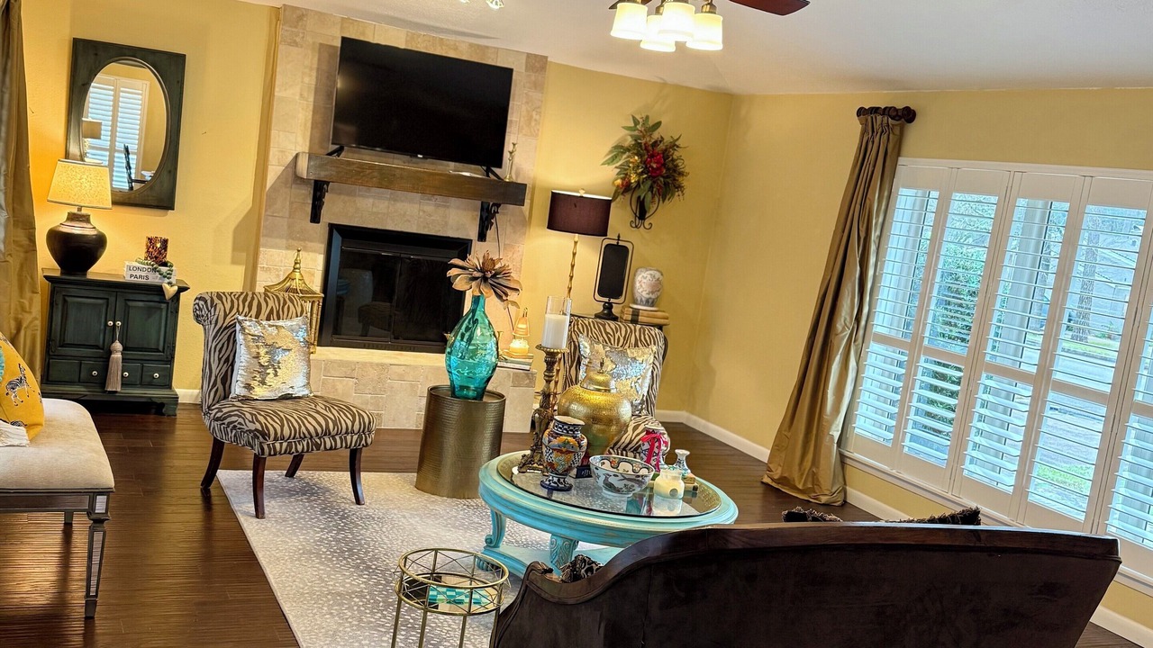 Photo of Livingroom in Crown Colony