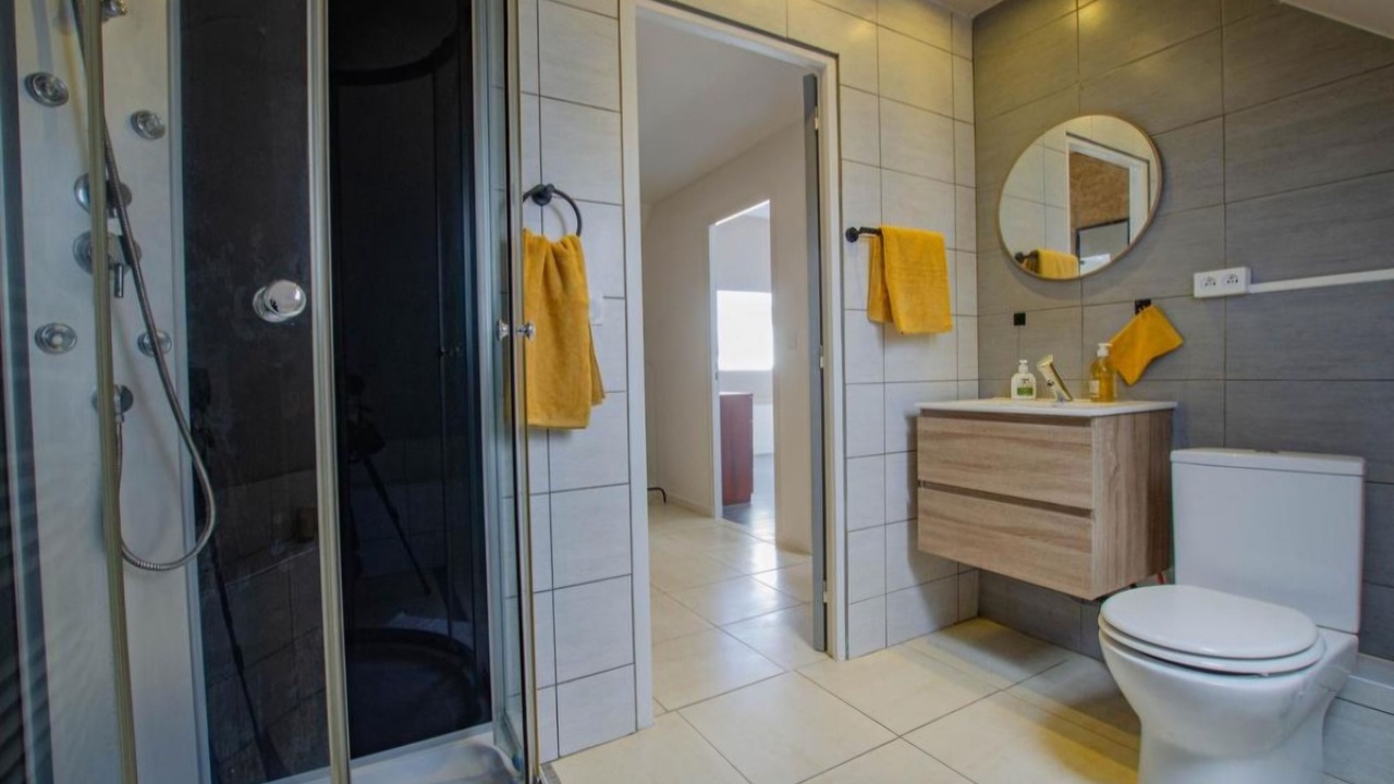 Photo of Bathroom in Clerey