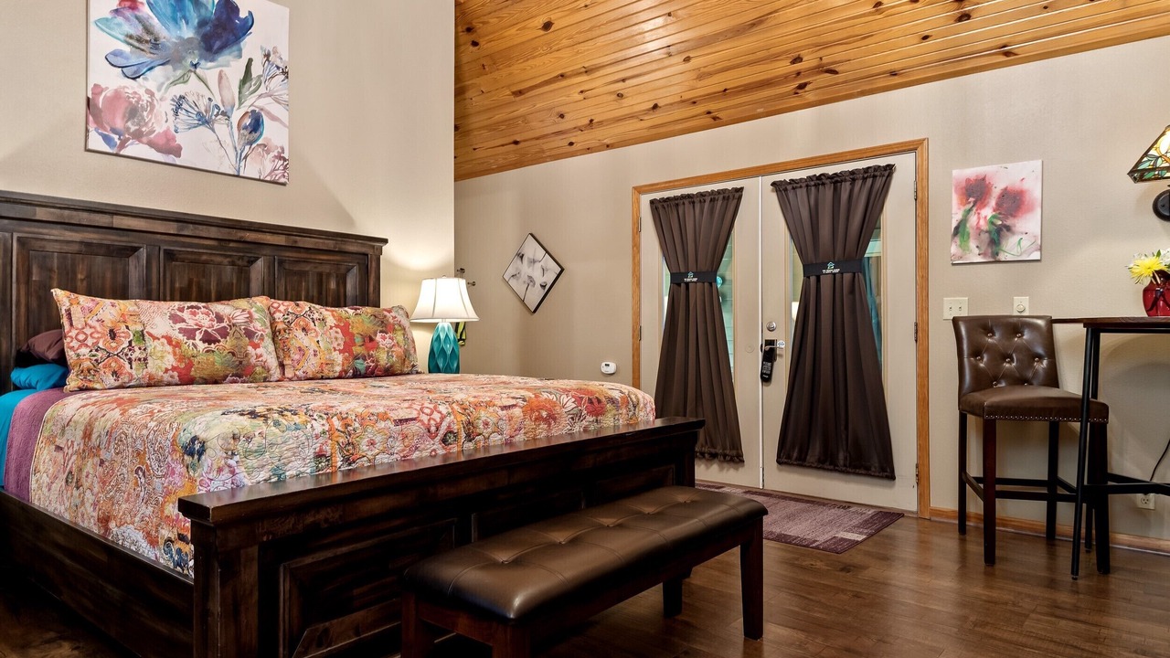 Photo of Bedroom in Eureka Springs Historic District
