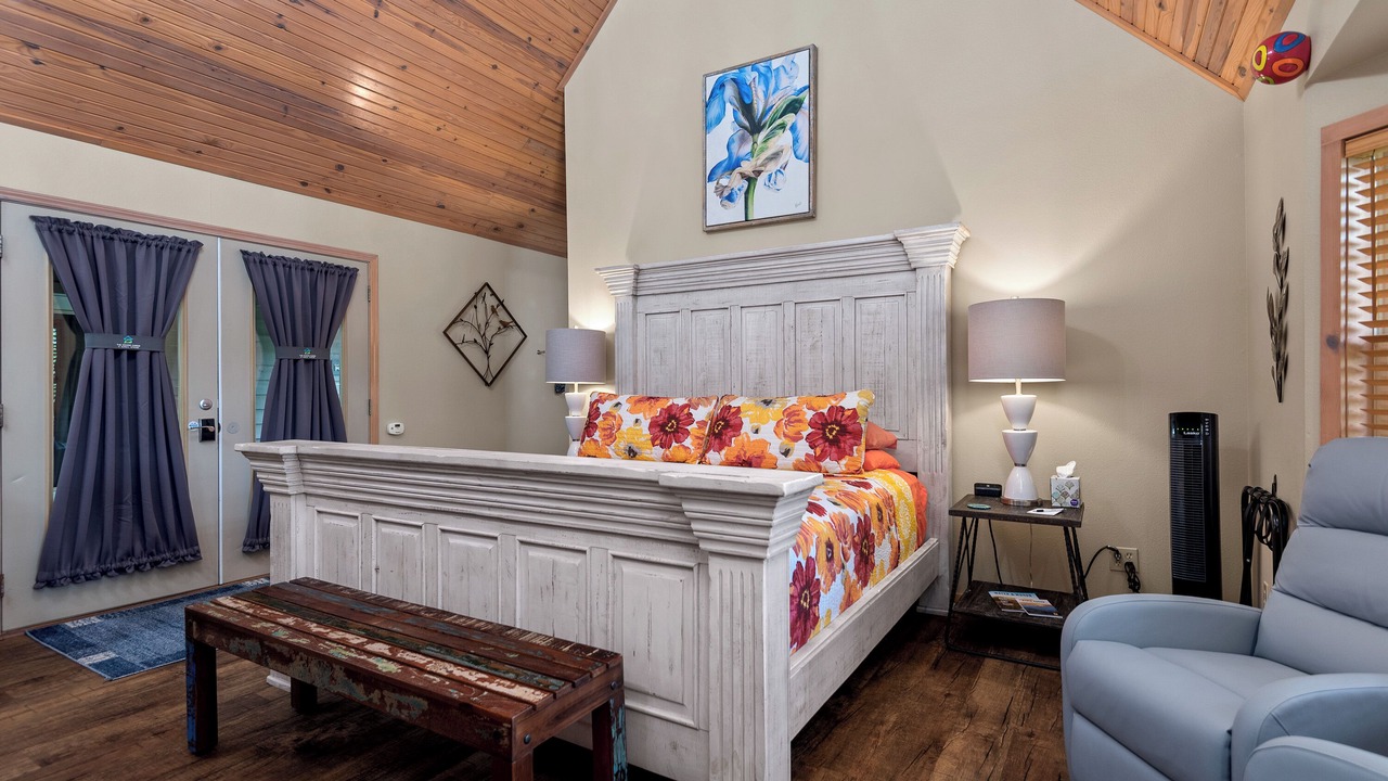 Photo of Bedroom in Eureka Springs Historic District