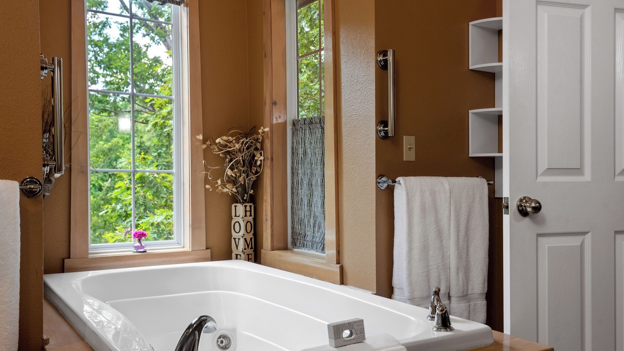 Photo of Bathroom in Eureka Springs Historic District