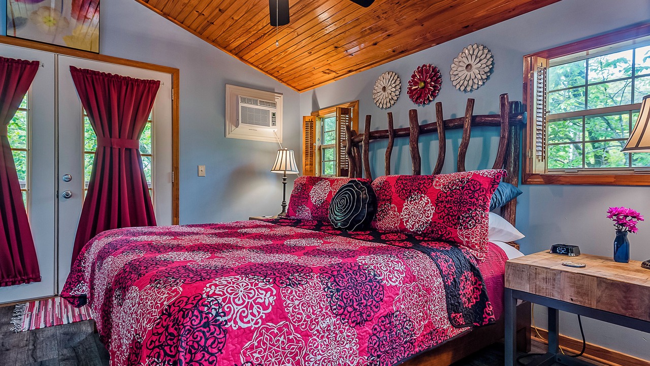 Photo of Bedroom in Eureka Springs Historic District