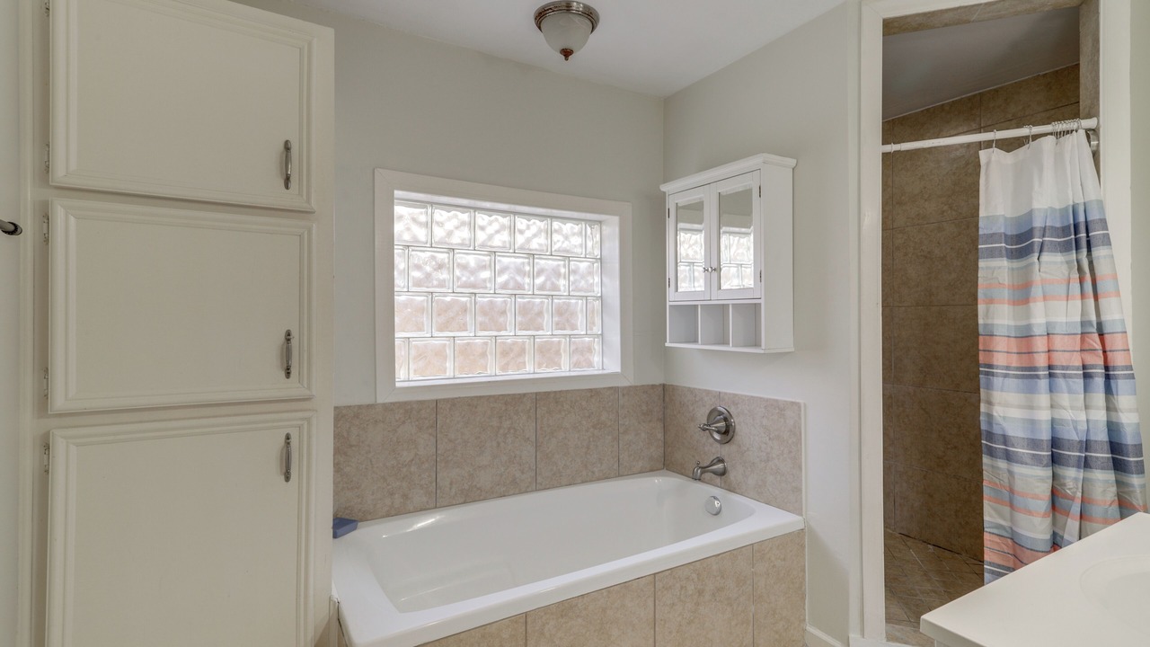 Photo of Bathroom in FM 1960