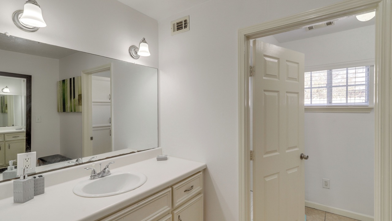 Photo of Bathroom in FM 1960