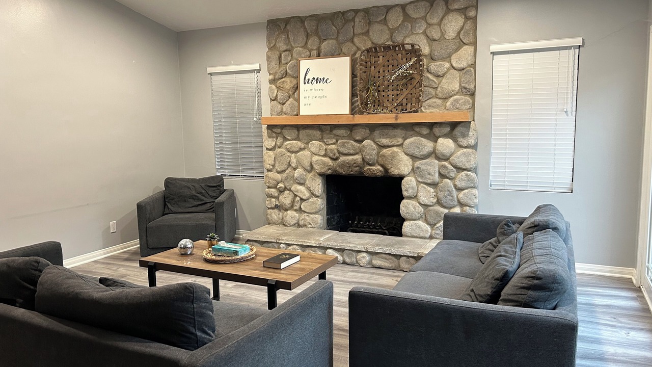 Photo of Livingroom in Newhall