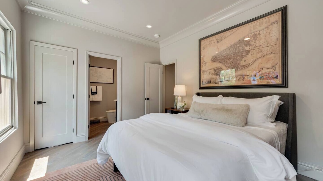 Photo of Bedroom in Junius Heights