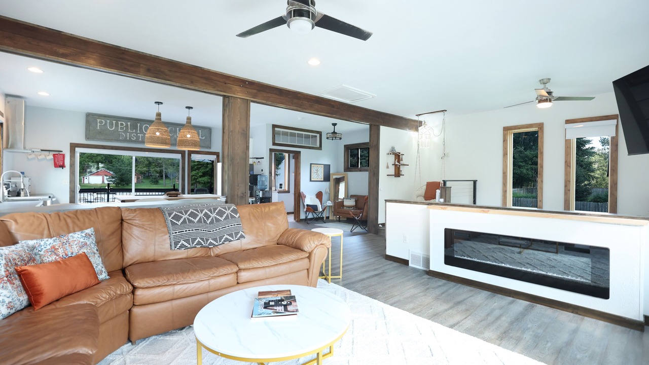 Photo of Livingroom in Summit Lake