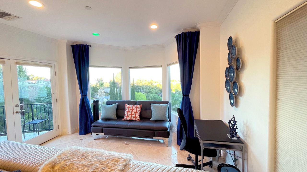 Photo of Livingroom in Woodland Hills