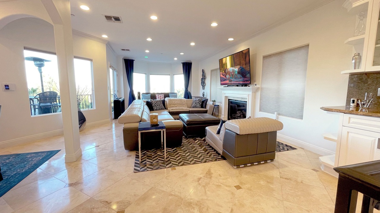 Photo of Livingroom in Woodland Hills