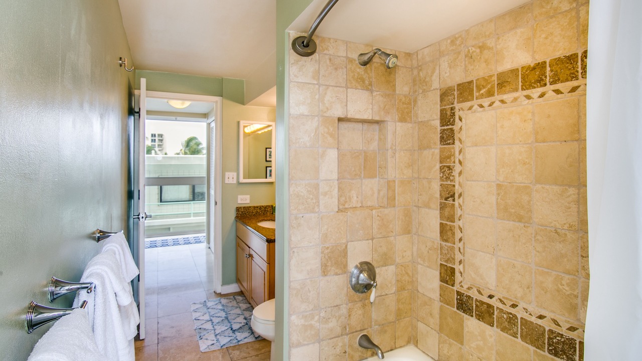 Photo of Bathroom in Diamond Head - Kapahulu - St. Louis