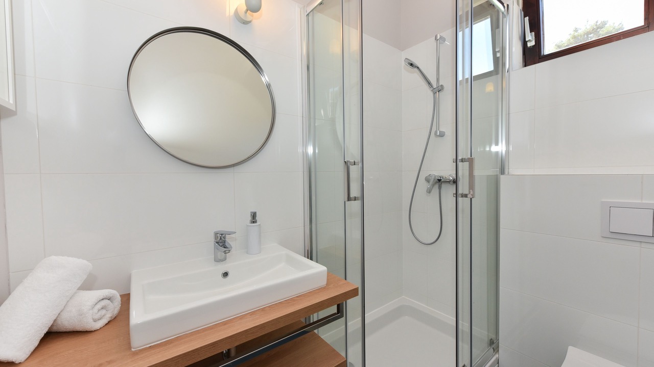 Photo of Bathroom in Petrcane
