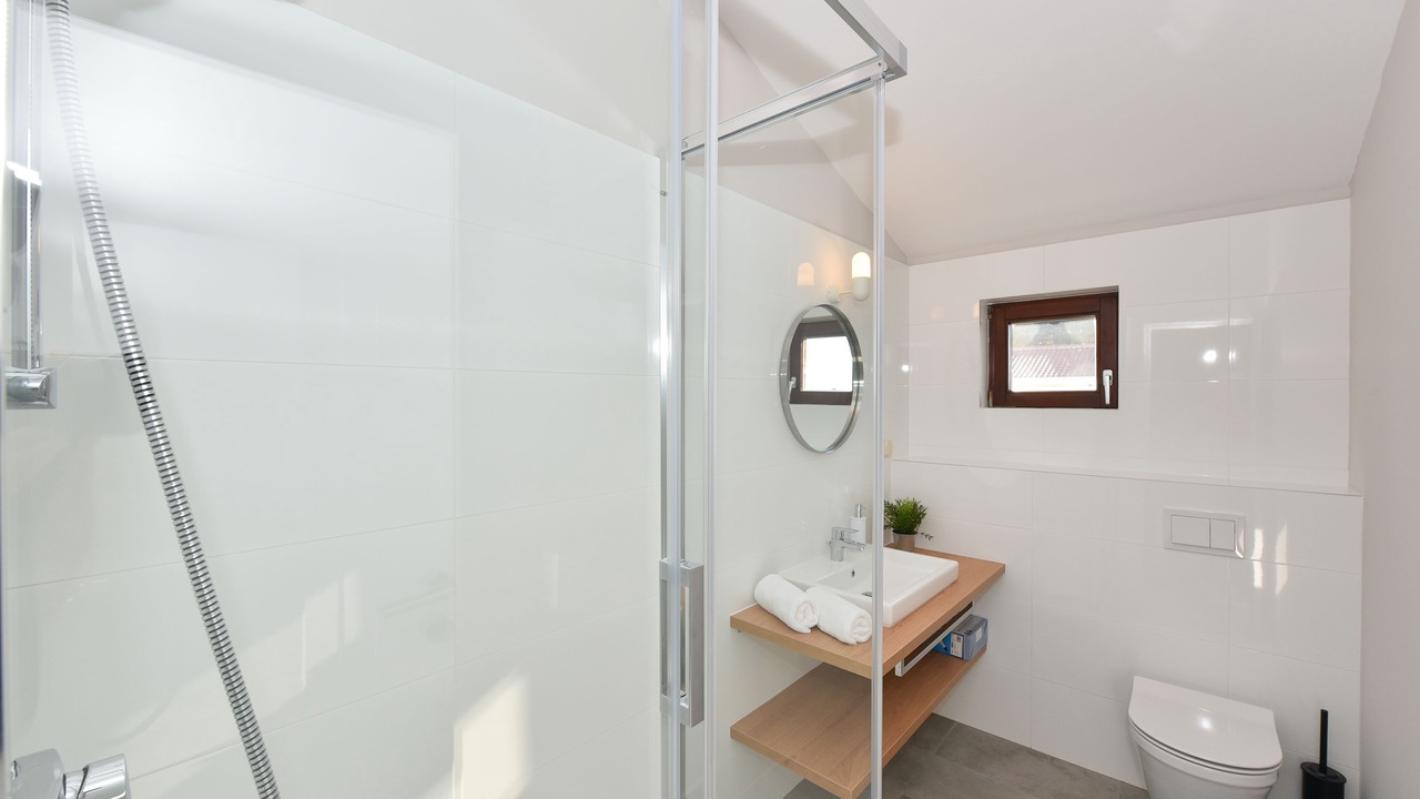 Photo of Bathroom in Petrcane