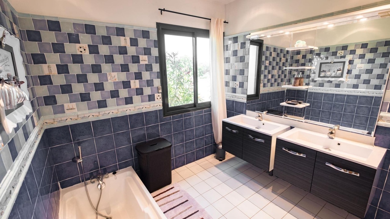 Photo of Bathroom in Castelnau-de-Montmiral