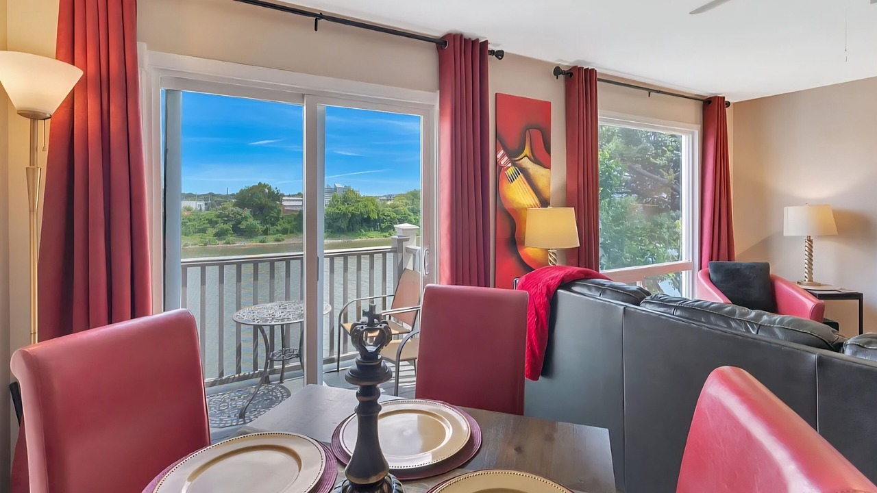 Photo of Livingroom in North Capitol