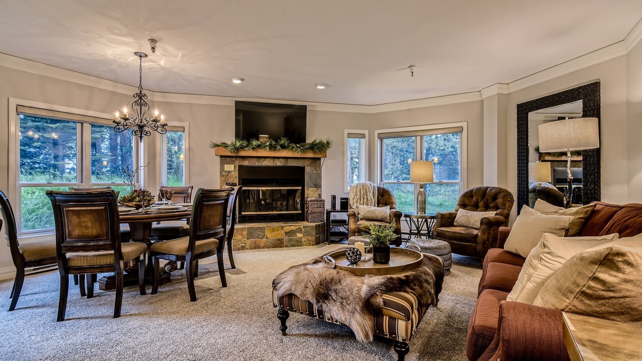 Photo of Livingroom in Peak 9