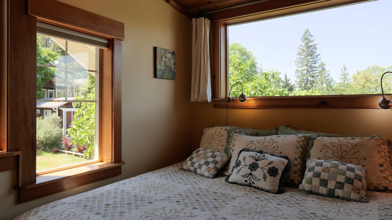 Photo of Bedroom in Siskiyou-Hargadine Historic District