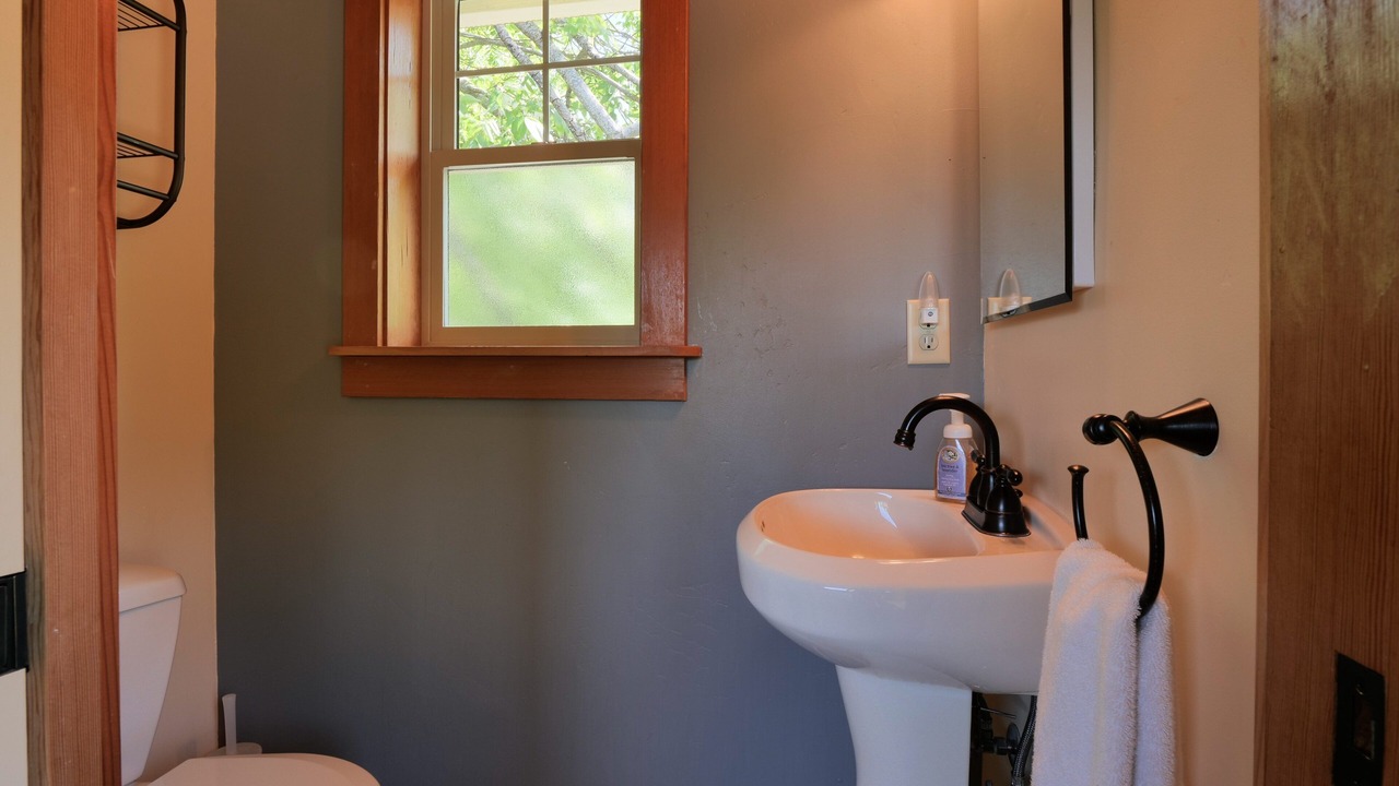 Photo of Bathroom in Siskiyou-Hargadine Historic District