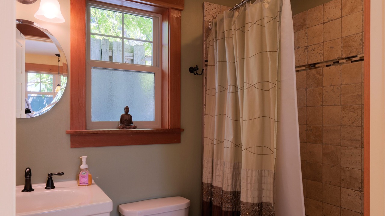 Photo of Bathroom in Siskiyou-Hargadine Historic District