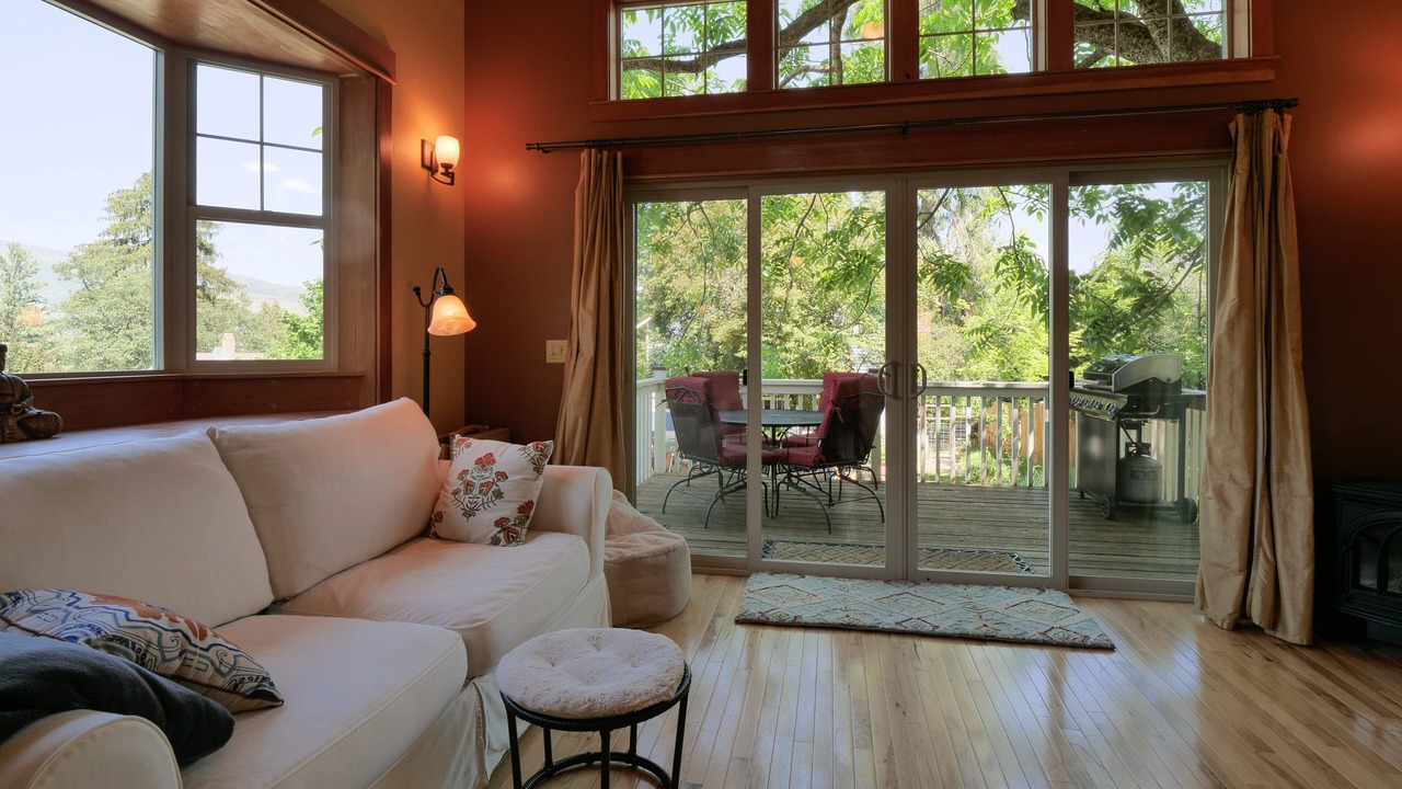 Photo of Livingroom in Siskiyou-Hargadine Historic District
