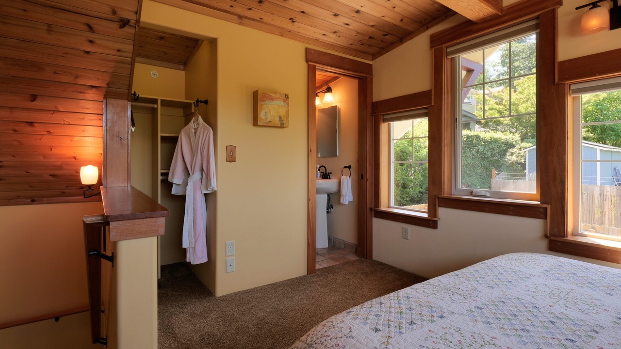 Photo of Bedroom in Siskiyou-Hargadine Historic District