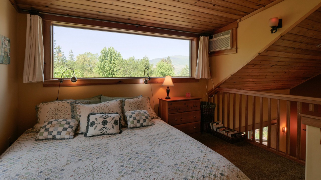 Photo of Bedroom in Siskiyou-Hargadine Historic District