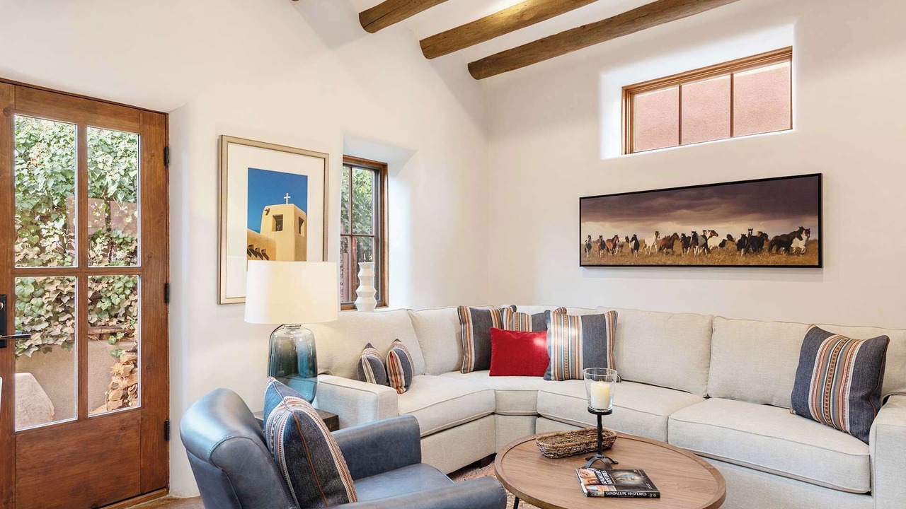 Photo of Livingroom in Historic Eastside