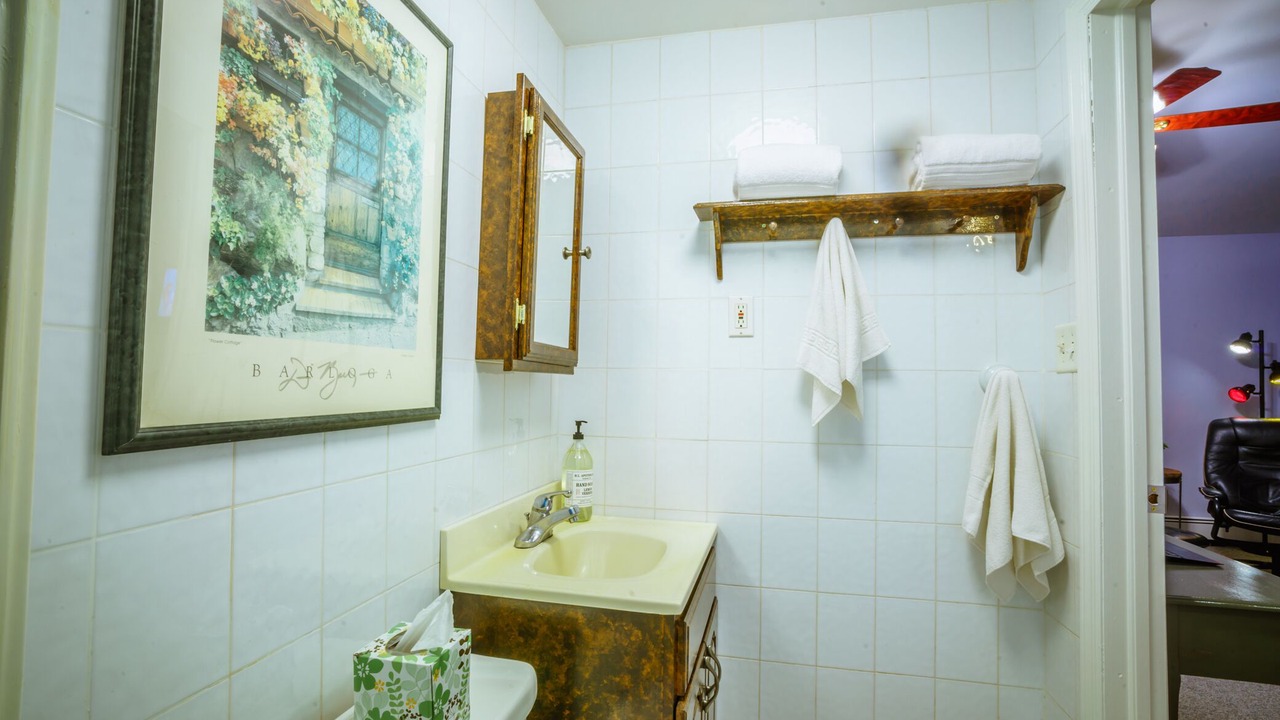 Photo of Bathroom in Alden Manor