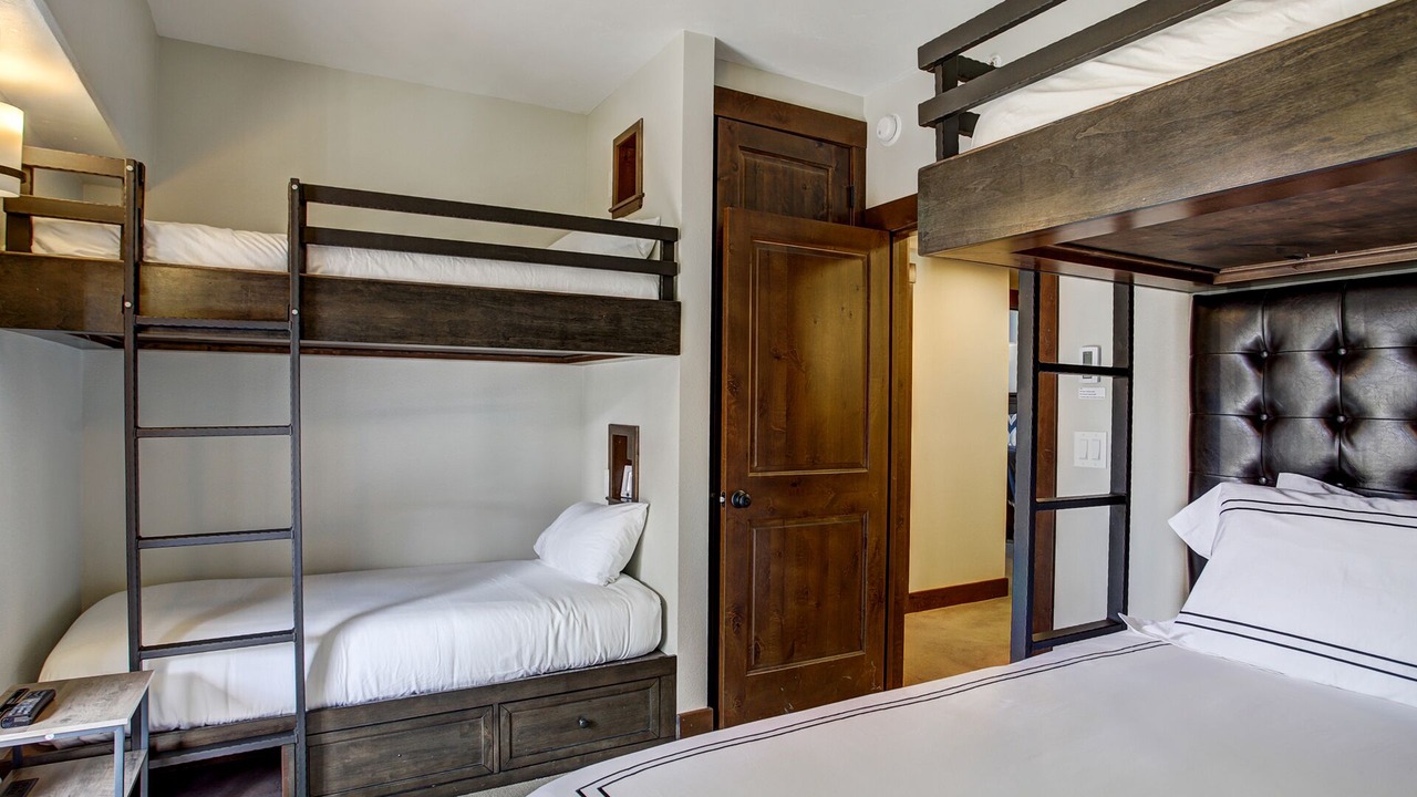 Photo of Bedroom in Peak 9