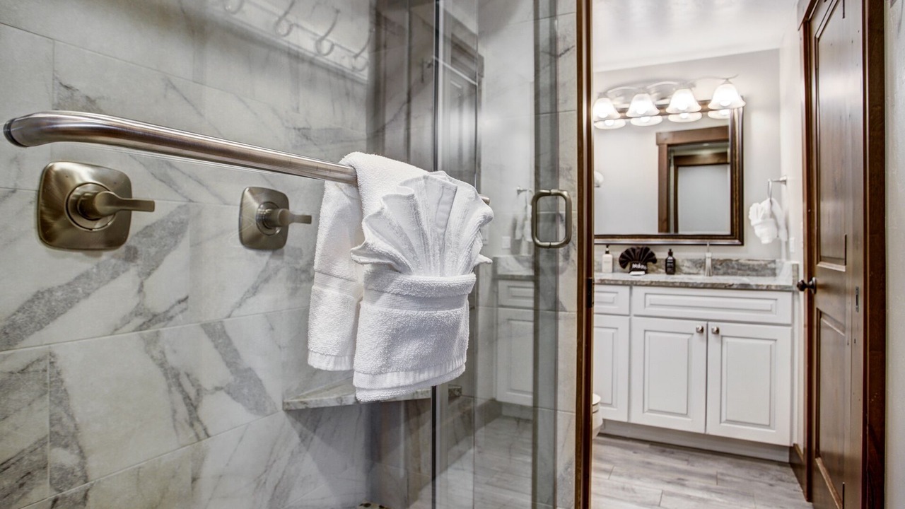 Photo of Bathroom in Peak 9