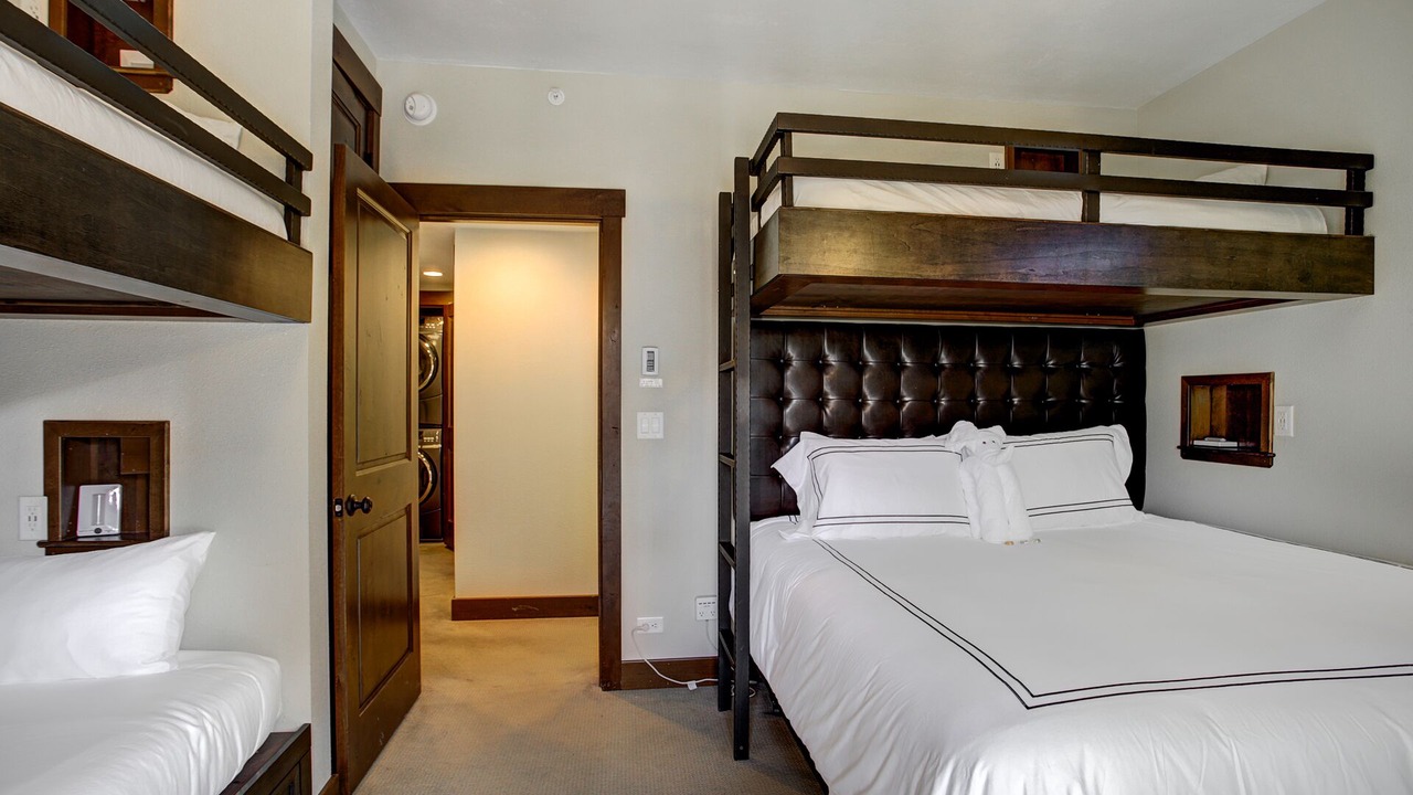 Photo of Bedroom in Peak 9