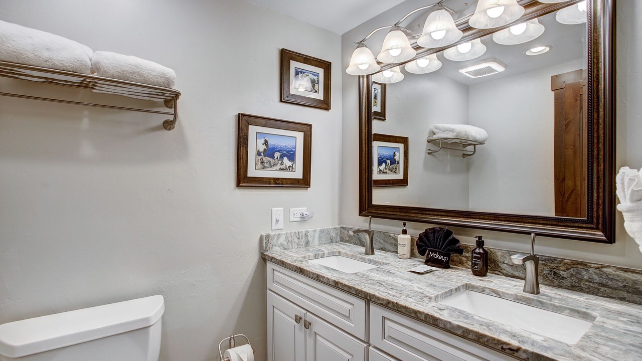 Photo of Bathroom in Peak 9