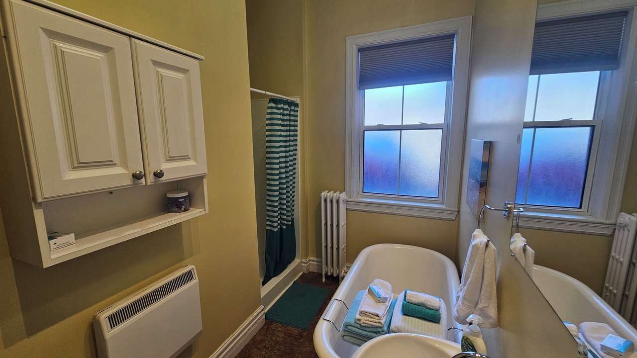 Photo of Bathroom in Queens Square