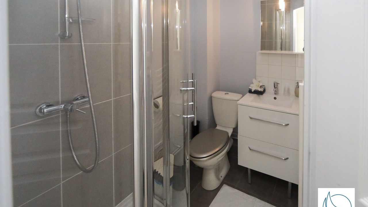Photo of Bathroom in Anatole France Danton