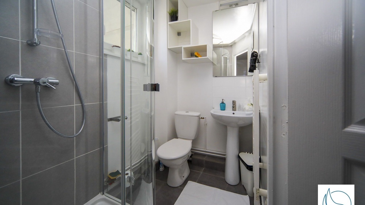 Photo of Bathroom in Anatole France Danton