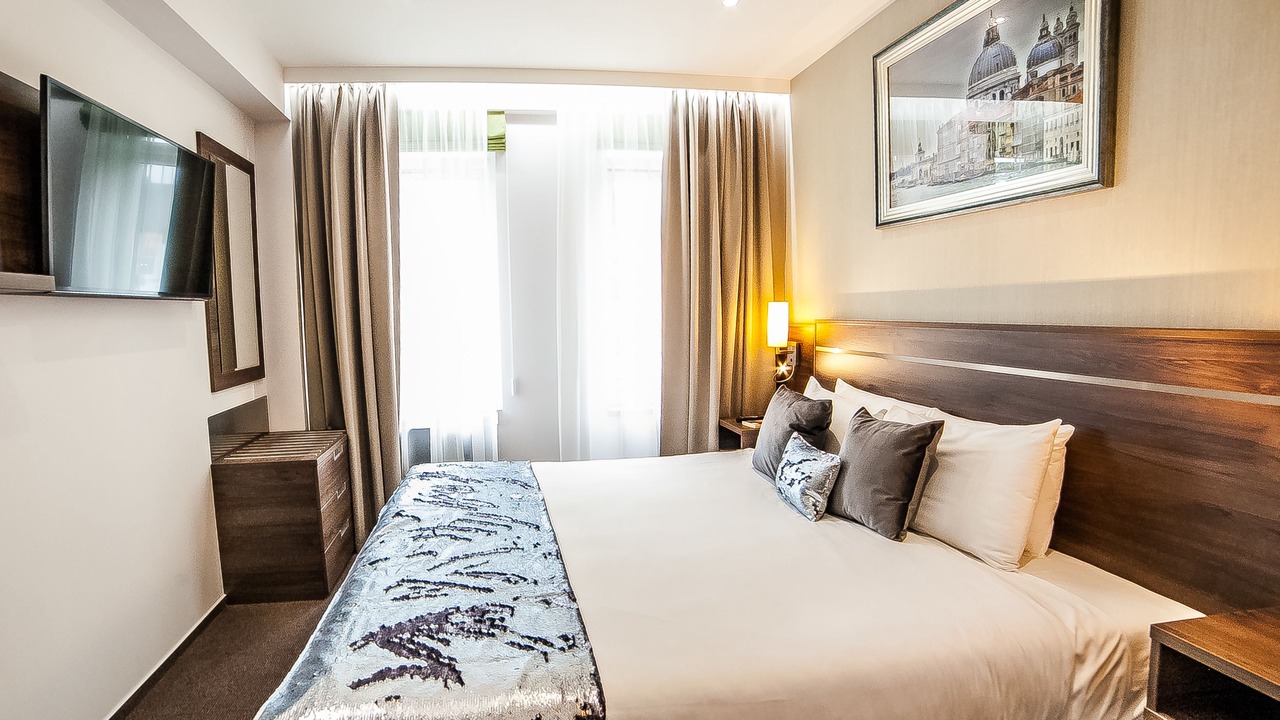 Photo of Bedroom in Thames Ditton