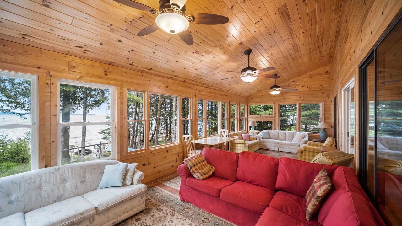 Photo of Livingroom in Mackinaw City