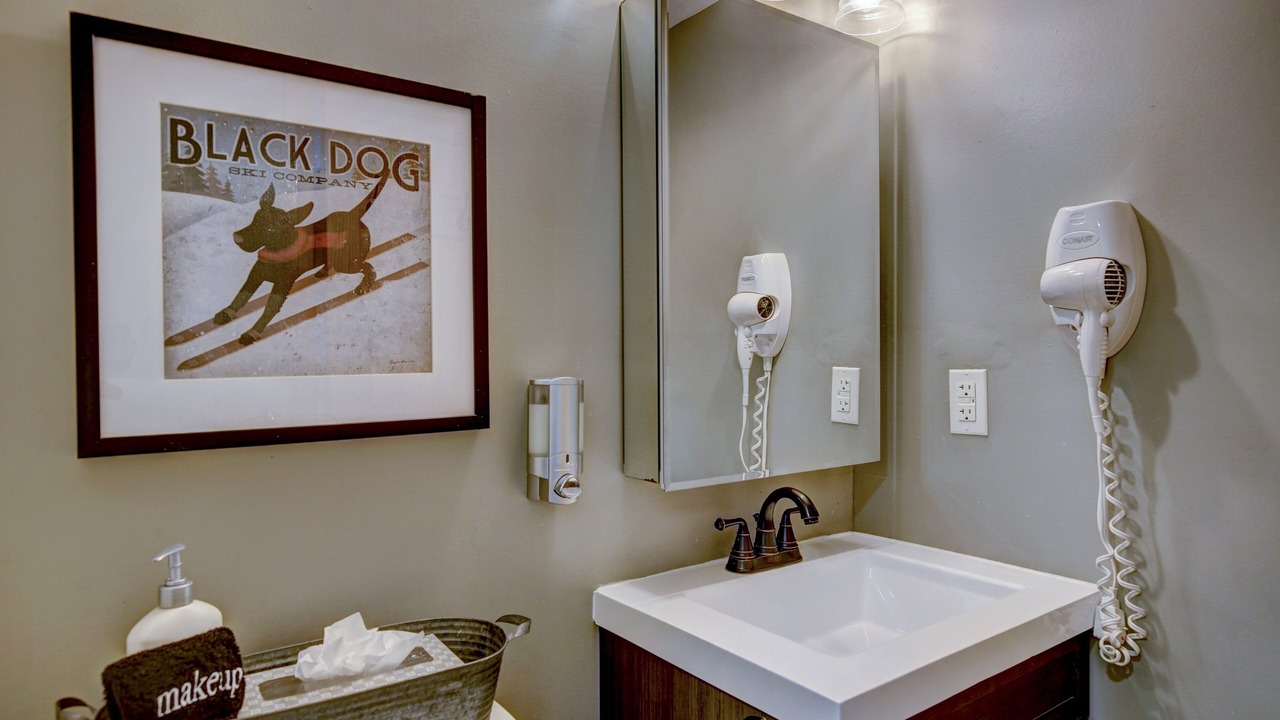Photo of Bathroom in Four O'Clock