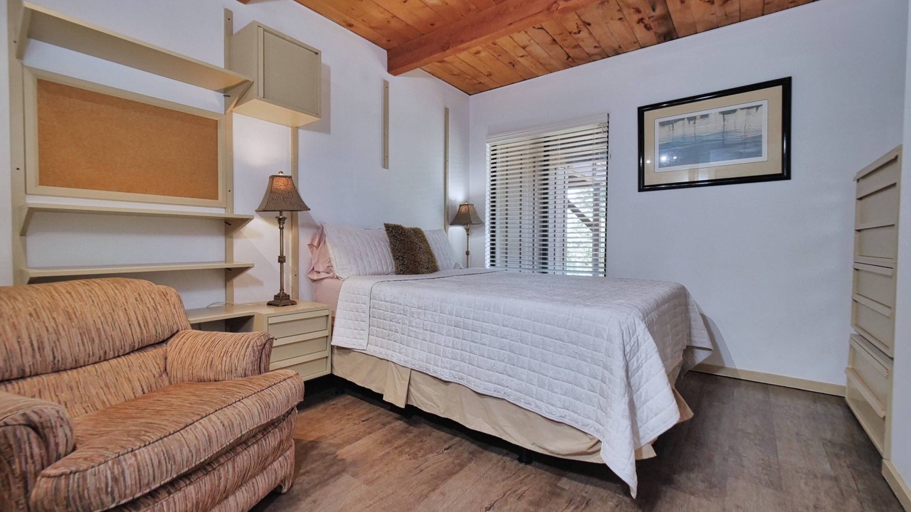 Photo of Bedroom in Lake Forest