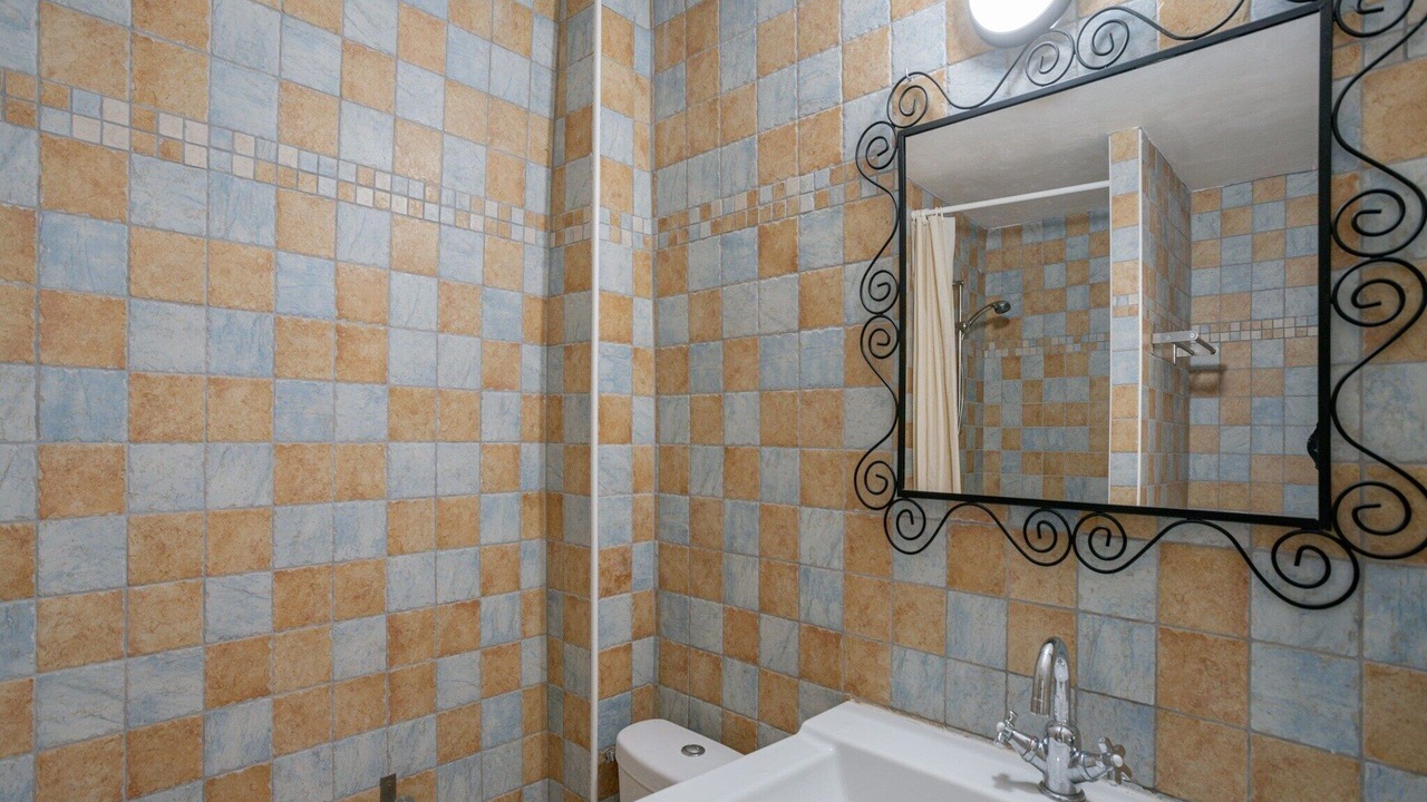 Photo of Bathroom in Courry